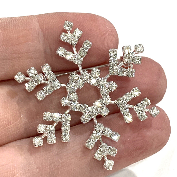 Christmas Brooch Holiday Snowflake Pin Silvertone Clear White Rhinestones NEW - Picture 5 of 6